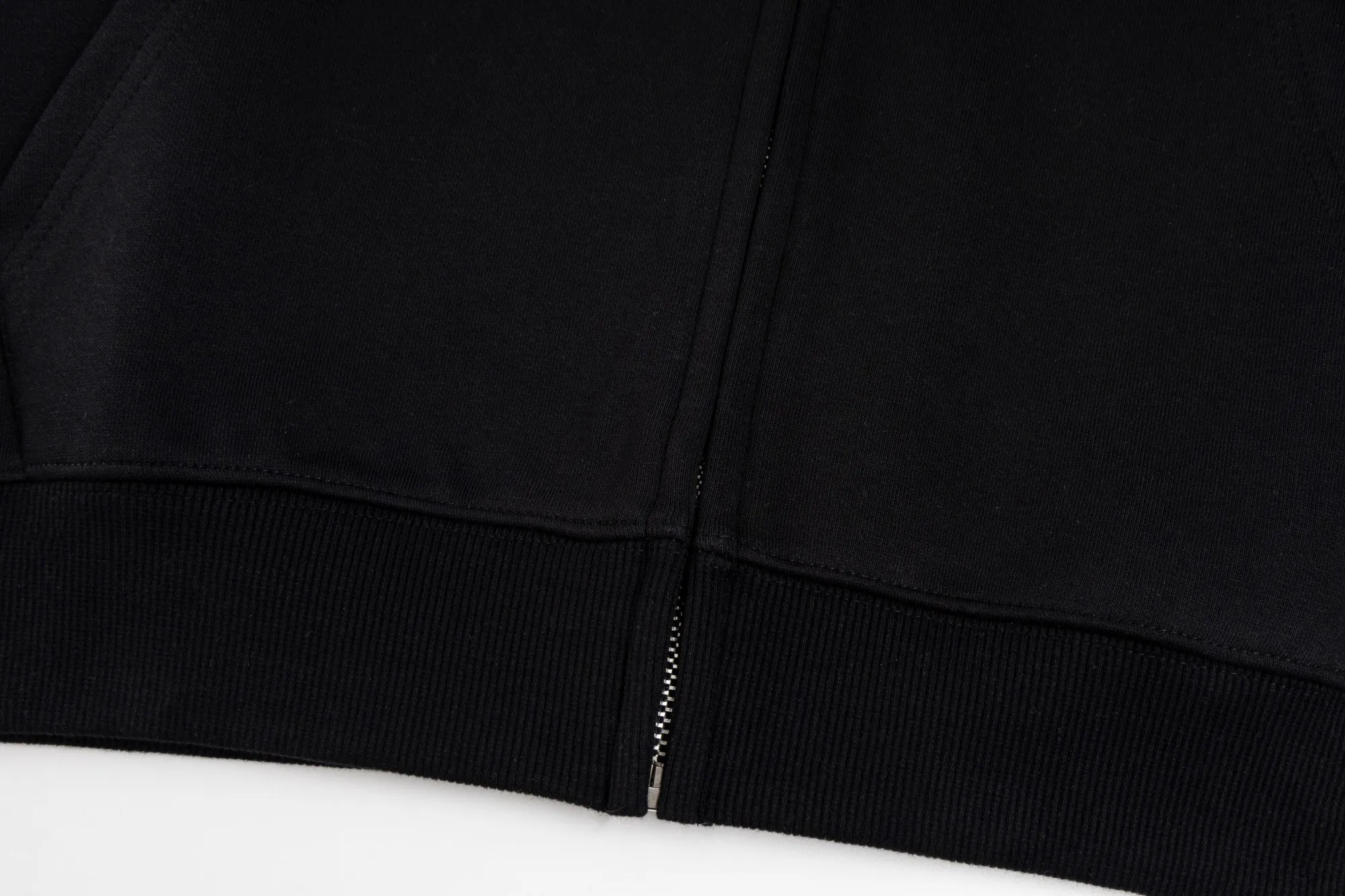 P270 model number SL322 Rah Lauren raff pony small label embroidered zipper hooded jacket. The fabric is made of 420 air layer high weight double-ply double yarn knitted fabric. Same style for couples. Complete package with three labels. Distinguish the market currency. Compare at will. Oversize loose version. Can be worn up to 200. Fit below loose. Original matching accessories 1:1. Main mark process. Very high-end. Color: black, navy. Size: S-XL.
